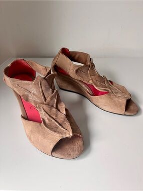 Pas de Rouge Italy Taupe Suede Leaf Appliqué Wedge Sandals EU 36
